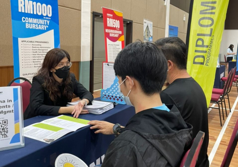 Students accompanied by parents enquiring about suitable programmes available for fresh SPM leavers.